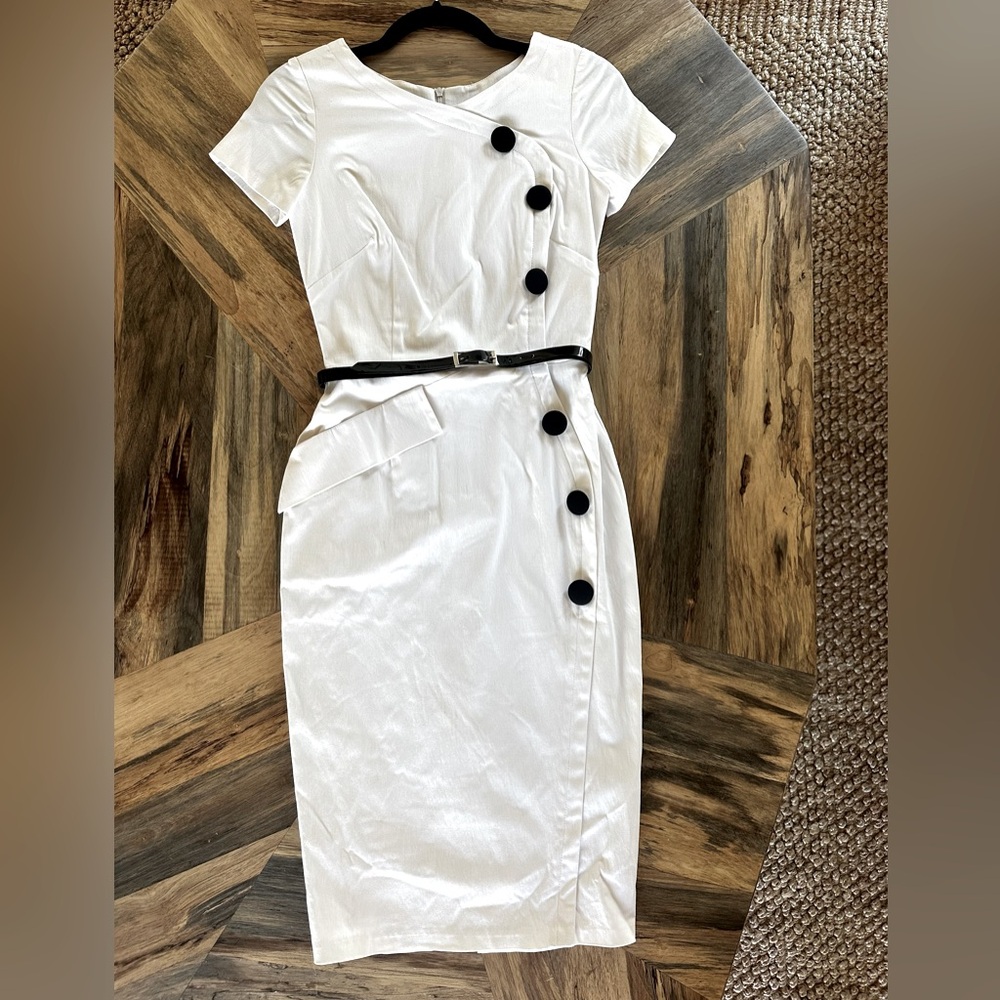 White Fitted dress w black buttons & belt